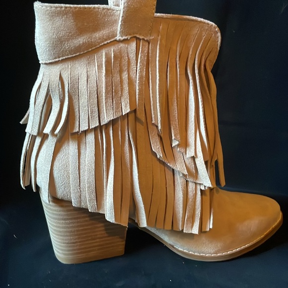 NEW IN BOX! Faux Suede Fringed Western Booties - Picture 3 of 5